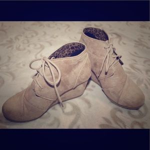 Faux wedge heels, Tan